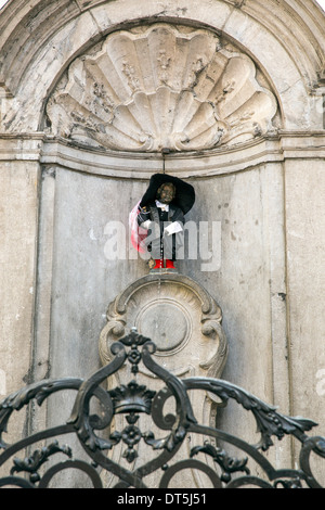 L'emblématique Manneken Pis à Bruxelles habillé en costume des arbalétriers de Notre Dame au Sablon. Banque D'Images