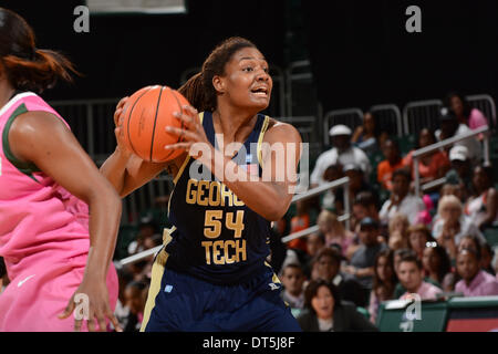 Coral Gables, FL, USA. Feb 9, 2014. Roddreka Rogers # 54 de Georgia Tech en action au cours de la jeu de basket-ball de NCAA Miami entre les ouragans et la Georgia Tech Yellow Jackets à la Banque United Center de Coral Gables, Fl. Les Yellow Jackets défait les Hurricanes 89-87. © csm/Alamy Live News Banque D'Images