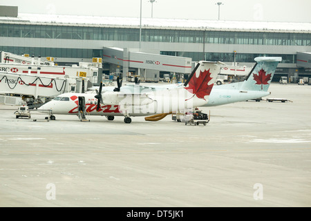 Air Canada Jazz Bombardier Dash 8 - 100 sur le tarmac en hiver à l'aéroport international Pearson de Toronto Ontario Canada Banque D'Images