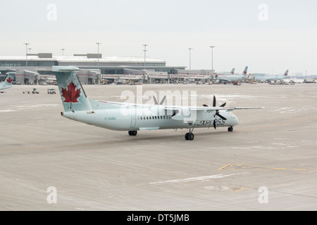 Air Canada Express avions à turbopropulseurs Q400 de Bombardier sur le tarmac de l'aéroport international Pearson de Toronto (Ontario) Canada Banque D'Images