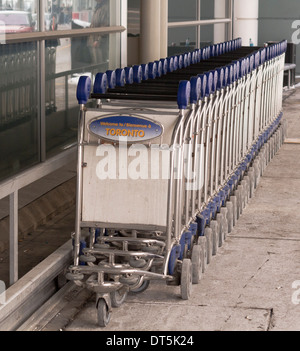 Rangée de chariots à bagages à l'aéroport international Pearson de Toronto Ontario Canada Banque D'Images