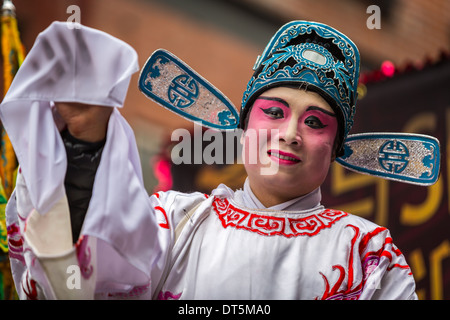 L'homme chinois porter du maquillage des défilés à l'occasion du Nouvel An lunaire Festival à Chinatown. Banque D'Images