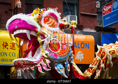 Dragon chinois traditionnels défilés au Festival de la nouvelle année lunaire dans le quartier chinois. Banque D'Images