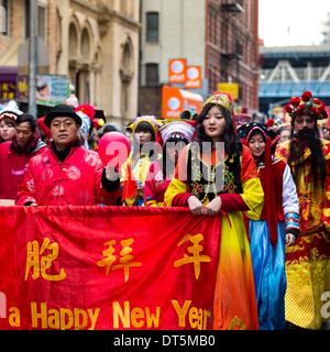 Les Américains chinois habillés en costumes traditionnels lors de la parade du Nouvel An lunaire dans Chinatown. Banque D'Images