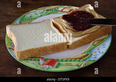 Jelly répandu sur le beurre d'arachide. Banque D'Images