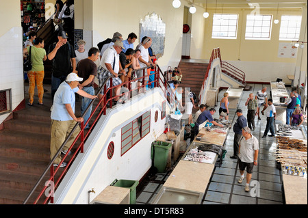 Funchal Madeira les touristes à la recherche vers le bas dans la zone de marché de poissons mercado dos Lavradores Banque D'Images