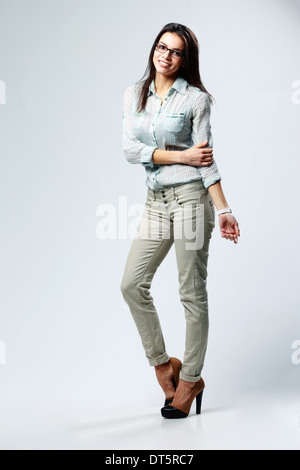 Portrait en pied d'un jeune couple heureux sur fond gris Banque D'Images