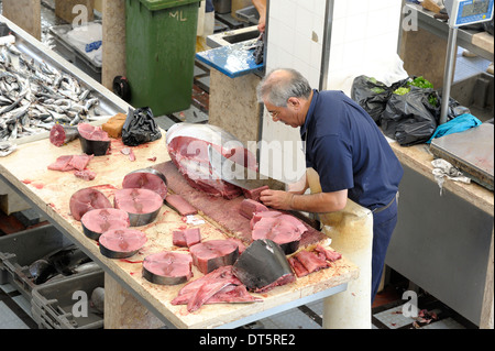 Funchal Madeira Steaks de thon coupés dans le marché aux poissons mercado dos Lavradores Banque D'Images