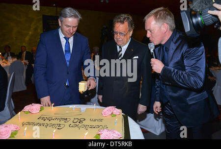 Klaus Wowereit Regierenden Buergermeister Bürgermeister von Berlin Manfred von Richthofen Modérateur und Johannes B Kerner bei der Feier des Landessportbundes Berlin zum 80. Geburtstag Manfred Freiherr von Richthofen dans der Spielbank Berlin am Sonntag 09 Februar 2014 à Berlin. Banque D'Images