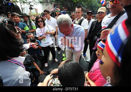 Bangkok, Thaïlande. 10 fév, 2014. Leader Suthep Thaugsuban protestation (C) des gestes aussi il recueille des dons de la part de partisans lors d'une manifestation anti-gouvernementale à Bangkok, Thaïlande, le 10 février 2014. Les manifestants veulent que le Premier Ministre par intérim Yingluck Shinawatra à l'étape vers le bas pour faire place à un gouvernement provisoire nommé pour mettre en œuvre ce qu'ils disent sont les réformes nécessaires pour lutter contre la corruption. Credit : Rachen Sageamsak/Xinhua/Alamy Live News Banque D'Images