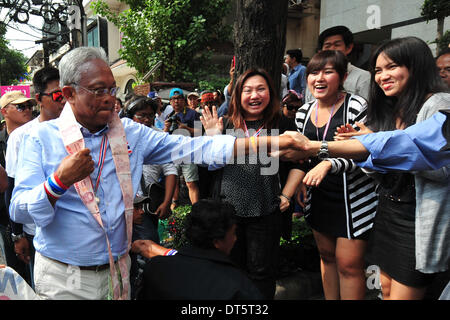 Bangkok, Thaïlande. 10 fév, 2014. Chef de protestation Suthep Thaugsuban (L'avant), serre la main avec un suppoter comme il recueille des dons de la part de partisans lors d'une manifestation anti-gouvernementale à Bangkok, Thaïlande, le 10 février 2014. Les manifestants veulent que le Premier Ministre par intérim Yingluck Shinawatra à l'étape vers le bas pour faire place à un gouvernement provisoire nommé pour mettre en œuvre ce qu'ils disent sont les réformes nécessaires pour lutter contre la corruption. Credit : Rachen Sageamsak/Xinhua/Alamy Live News Banque D'Images