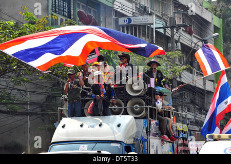 Bangkok, Thaïlande. 10 fév, 2014. Les manifestants anti-gouvernement assister à un rassemblement à Bangkok, Thaïlande, le 10 février 2014. Les manifestants veulent que le Premier Ministre par intérim Yingluck Shinawatra à l'étape vers le bas pour faire place à un gouvernement provisoire nommé pour mettre en œuvre ce qu'ils disent sont les réformes nécessaires pour lutter contre la corruption. Credit : Rachen Sageamsak/Xinhua/Alamy Live News Banque D'Images