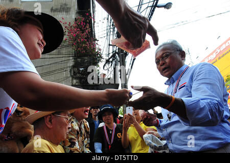 Bangkok, Thaïlande. 10 fév, 2014. Leader Suthep Thaugsuban protestation (1e R) recueille des dons de la part de partisans lors d'une manifestation anti-gouvernementale à Bangkok, Thaïlande, le 10 février 2014. Les manifestants veulent que le Premier Ministre par intérim Yingluck Shinawatra à l'étape vers le bas pour faire place à un gouvernement provisoire nommé pour mettre en œuvre ce qu'ils disent sont les réformes nécessaires pour lutter contre la corruption. Credit : Rachen Sageamsak/Xinhua/Alamy Live News Banque D'Images