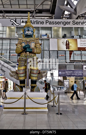 Grande statue de gardien Yaksha à l'aéroport de Suvarnabhumi Bangkok Thaïlande S. E. Asie Banque D'Images