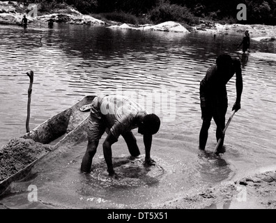 Les villageois de creuser dans un endroit secret dans une rivière à la recherche de diamants en Sierra Leone Banque D'Images