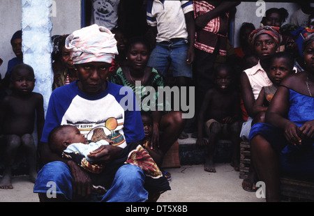 Camp de personnes déplacées à Makeni vers Mars 1993 Sierra Leone Banque D'Images