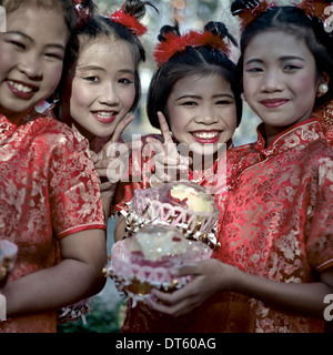 Nouvel an chinois enfants. Jeunes filles thaïlandaises en costume traditionnel pour le nouvel an chinois Banque D'Images