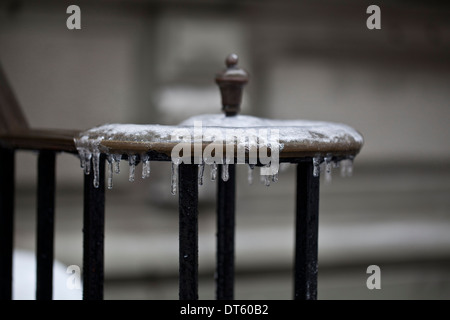 Icicle est un pic de glace qui se forme lorsque l'eau qui goutte ou la chute d'un objet se fige Banque D'Images