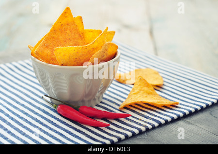 Nachos maïs dans le bol en bois sur backgrpond Banque D'Images