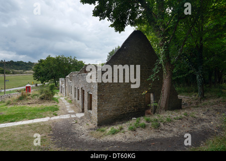 Ruines de chalets sur les rangs du bureau de poste, Tyneham village déserté. Le Dorset. L'Angleterre. UK. Banque D'Images