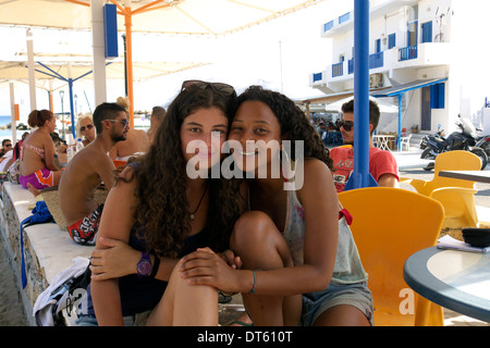 Grèce cyclades sikinos deux adolescentes Banque D'Images