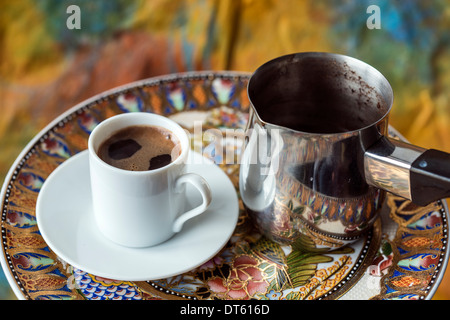 Le turc, le café grec est une méthode de préparation du café. Le café torréfié et moulu finement puis les haricots sont cuits dans un pot (cezve) Banque D'Images