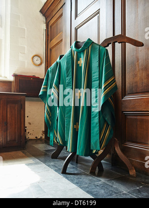 Robes religieuses vert suspendu dans l'intérieur de l'église Banque D'Images