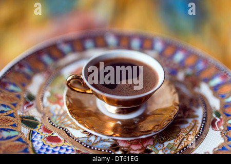 Le turc, le café grec est une méthode de préparation du café. Le café torréfié et moulu finement puis les haricots sont cuits dans un pot (cezve) Banque D'Images