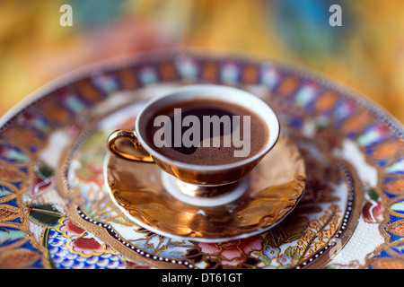 Le turc, le café grec est une méthode de préparation du café. Le café torréfié et moulu finement puis les haricots sont cuits dans un pot (cezve) Banque D'Images