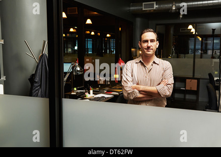 Portrait of businessman with arms folded Banque D'Images