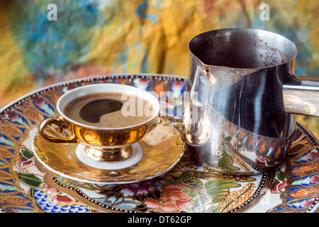 Le turc, le café grec est une méthode de préparation du café. Le café torréfié et moulu finement puis les haricots sont cuits dans un pot (cezve) Banque D'Images