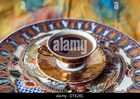 Le turc, le café grec est une méthode de préparation du café. Le café torréfié et moulu finement puis les haricots sont cuits dans un pot (cezve) Banque D'Images