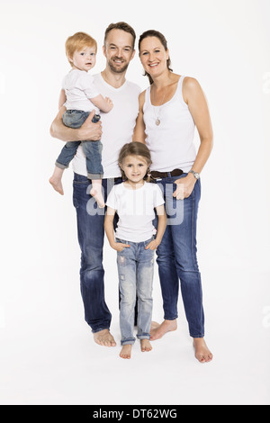 Portrait de studio de parents avec leur petit garçon et fille