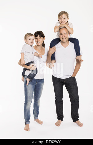 Portrait de studio de parents avec leur petite fille et petit garçon