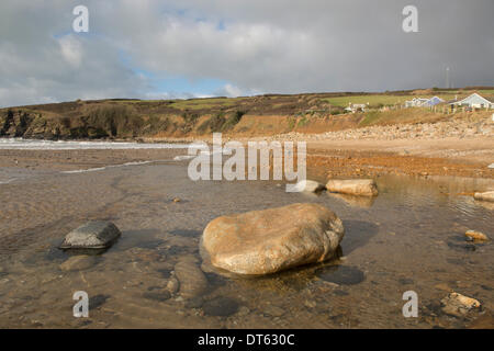 Praa Sands, Cornwall, UK. 10 fév, 2014. Énormes rochers ont été déposés sur la plage par les dernières tempêtes et tout le sable a été lavé au Praa Sands Cornwall. Une série de tempêtes d'hiver a conduit à des vents forts et des vagues énormes qui ont causé de lourds dommages à travers le sud-ouest. Credit : Bob Sharples/Alamy Live News Banque D'Images