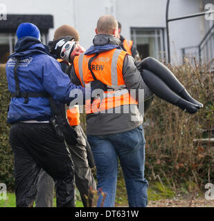 Windermere, Cumbria, Royaume-Uni. 10 Février, 2014. Davina McCall secours Sport défi JOUR 3 Davina - Au-delà de Point de rupture commence la journée à nager dans le lac Windermere à l'atterrissage à l'Low Wood Bay Marina, sur le lac Windermere, Parc National de Lake District Davina McCall est en marche, la natation et la randonnée de plus de 500 milles, de Paris à Londres, en sept jours seulement pour le sport relie Collection Crédit : Shoosmith/Alamy Live News Banque D'Images