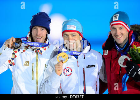 De gauche à droite : troisième placé biathlonist tchèque Jaroslav Soukup, vainqueur de la Norvège est Ole Einar Bjoerndalen et deuxième places Autriche's Dominik Landertinger posent avec leurs médailles après le biathlon hommes sprint 10k au Jeux Olympiques d'hiver de 2014, le 9 février 2014, à Sotchi, en Russie. (CTK Photo/Roman Vondrous) Banque D'Images