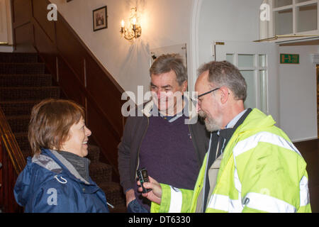 Windermere, Cumbria, Royaume-Uni. 10 Février, 2014. Davina McCall secours Sport défi JOUR 3 Davina's' Papa - Andrew et Davina McCall's mère interviewée pour BBC Radio Crédit : Cumbri Shoosmith Collection/Alamy Live News Banque D'Images