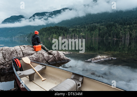 Pêche à l'homme de pierres, Buntzen Lake, British Columbia, Canada Banque D'Images