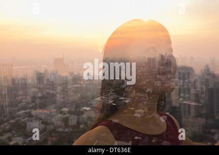 Femme contre cityscape, Bangkok, Thaïlande Banque D'Images