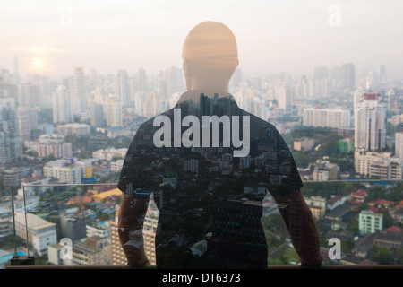 L'homme contre l'cityscape, Bangkok, Thaïlande Banque D'Images