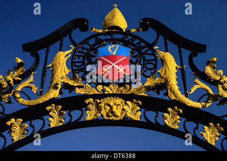 L'Irlande, Dublin, Cathédrale St Columb, orné de détails de la passerelle avec des armoiries. Banque D'Images