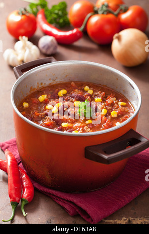 Mexican chili con carne en rouge pot rustique avec des ingrédients Banque D'Images