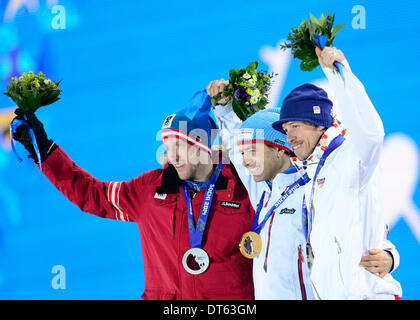 À partir de la droite : troisième placé biathlonist tchèque Jaroslav Soukup, vainqueur de la Norvège est Ole Einar Bjoerndalen et deuxième places Autriche's Dominik Landertinger posent avec leurs médailles après le biathlon hommes sprint 10k au Jeux Olympiques d'hiver de 2014, le 9 février 2014, à Sotchi, en Russie. (CTK Photo/Roman Vondrous) Banque D'Images