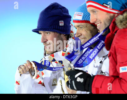 De gauche à droite : troisième placé biathlonist tchèque Jaroslav Soukup, vainqueur de la Norvège est Ole Einar Bjoerndalen et deuxième places Autriche's Dominik Landertinger posent avec leurs médailles après le biathlon hommes sprint 10k au Jeux Olympiques d'hiver de 2014, le 9 février 2014, à Sotchi, en Russie. (CTK Photo/Roman Vondrous) Banque D'Images