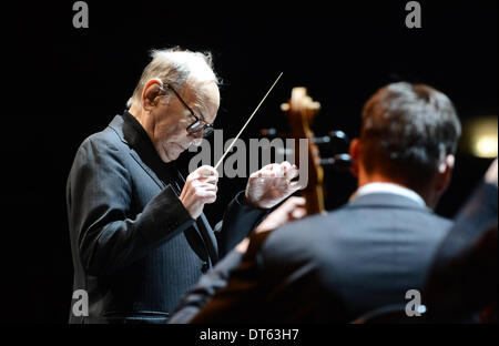 Prague, République tchèque. Feb 9, 2014. Le compositeur italien Ennio Morricone, qui est connu pour ses musiques de films, effectue à Prague, République tchèque, le 9 février 2014. © Katerina Sulova/CTK Photo/Alamy Live News Banque D'Images