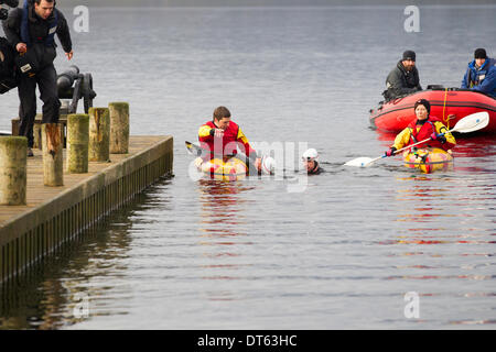 Windermere, Cumbria, Royaume-Uni. 10 Février, 2014. Davina McCall secours Sport défi JOUR 3 Davina - Au-delà de Point de rupture commence la journée à nager dans le lac Windermere à l'atterrissage à l'Low Wood Bay Marina, sur le lac Windermere, Parc National de Lake District Davina McCall est en marche, la natation et la randonnée de plus de 500 milles, de Paris à Londres, en sept jours seulement pour le sport relie Collection Crédit : Shoosmith/Alamy Live News Banque D'Images