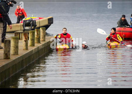 Windermere, Cumbria, Royaume-Uni. 10 Février, 2014. Davina McCall secours Sport défi JOUR 3 Davina - Au-delà de Point de rupture commence la journée à nager dans le lac Windermere à l'atterrissage à l'Low Wood Bay Marina, sur le lac Windermere, Parc National de Lake District Davina McCall est en marche, la natation et la randonnée de plus de 500 milles, de Paris à Londres, en sept jours seulement pour le sport relie Collection Crédit : Shoosmith/Alamy Live News Banque D'Images