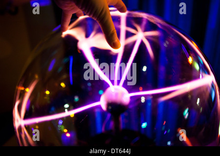 À la lumière Plasma Globe et à l'exposition tactile Bracknell Discovery Centre Banque D'Images