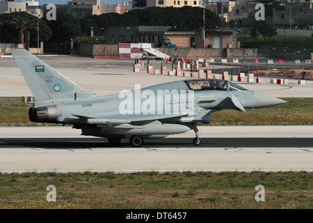 Avion de combat Eurofighter Typhoon de la Royal Saudi Air Force roulement au départ de Malte Banque D'Images